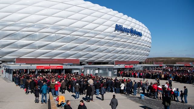 Der FC Bayern München hat ein Hygienekonzept für die Rückkehr von Zuschauern mit einer Maximalzahl von ungefähr 24. Der FC Bayern München hat ein Hygienekonzept für die Rückkehr von Zuschauern mit einer Maximalzahl von ungefähr 24.