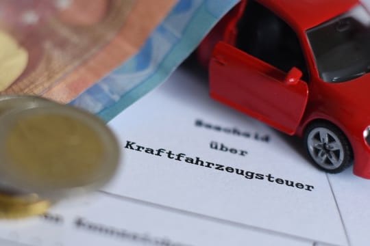 Wer eines der saubersten Fahrzeuge kauft, die bis zu 95 Gramm CO2 pro Kilometer ausstoßen, zahlt nach der Kfz-Steuerreform im Schnitt rund 30 Euro weniger als bisher.