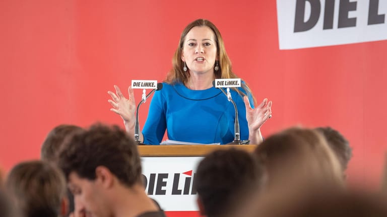 Janine Wissler bei einer Rede in Passau: Die Fraktionsvorsitzende der Linken im Hessischen Landtag bewirbt sich um das Amt der Bundesparteivorsitzenden.