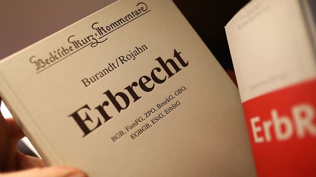 Enterbte Hinterbliebene haben ein Recht, in das Testament Einblick zu nehmen. Enterbte Hinterbliebene haben ein Recht, in das Testament Einblick zu nehmen.
