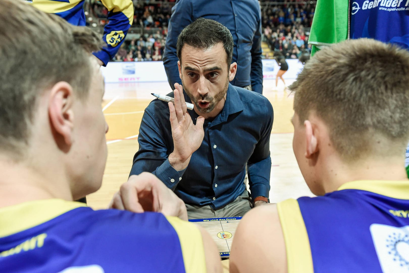 Phoenix Hagen-Coach Chris Harris erklärt bei einem Spiel zwei Spielern seine Strategie (Archivbild): Phoenix Hagen startet mit Testspielen in die neue Saison.