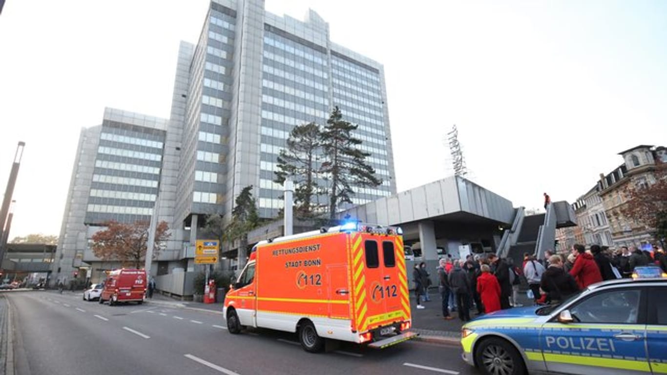 Ein Rettungswagen und ein Polizeiauto stehen vor dem Stadthaus: Ende Oktober 2019 hat es im Verwaltungssitz der Stadt Bonn gebrannt.