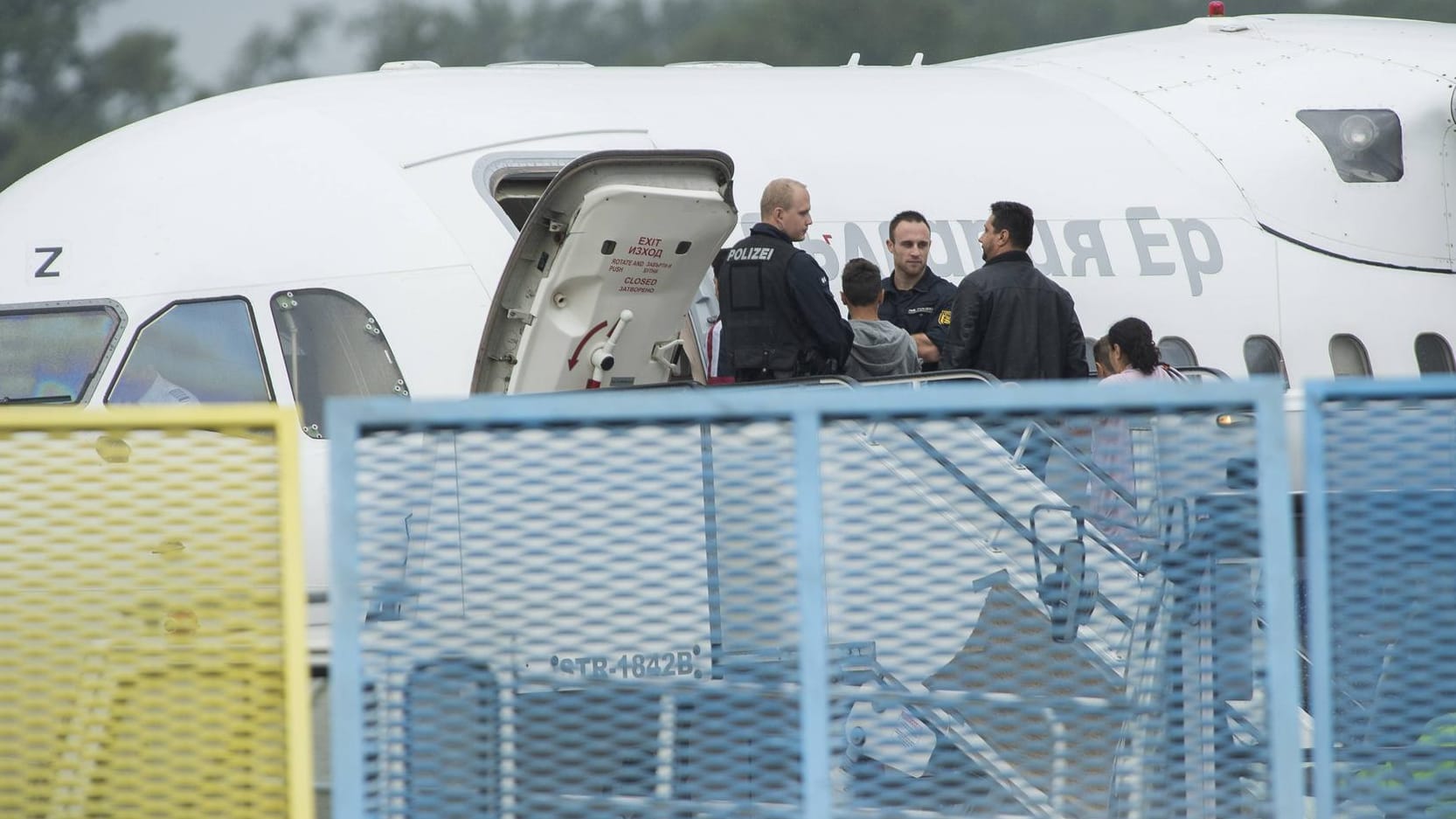 Ein Flugzeug mit abgeschobenen Flüchtlingen (Symbolbild): Der Seeheimer Kreis in der SPD spricht sich für konsequentere Strafen für kriminelle Zuwanderer aus.