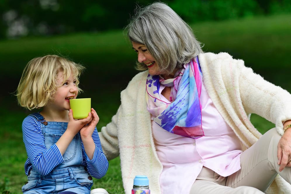 Oma mit Enkelkind (Symbolbild): Eine Studie hat errechnet, wie viel man in den einzelnen Regionen fürs Alter sparen muss.