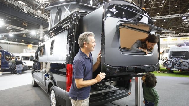Anbau gefällig? Westfalia zeigt seinen Kastenwagen James Cook mit ausfahrbarem Schlafraum - mit einer mehr als 1,40 Meter breiten Liegefläche. Anbau gefällig? Westfalia zeigt seinen Kastenwagen James Cook mit ausfahrbarem Schlafraum - mit einer mehr als 1,40 Meter breiten Liegefläche.