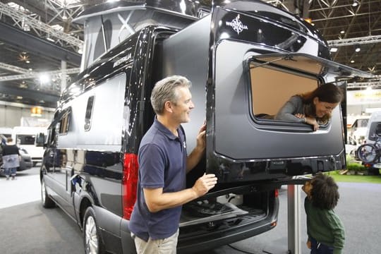 Anbau gefällig? Westfalia zeigt seinen Kastenwagen James Cook mit ausfahrbarem Schlafraum - mit einer mehr als 1,40 Meter breiten Liegefläche.