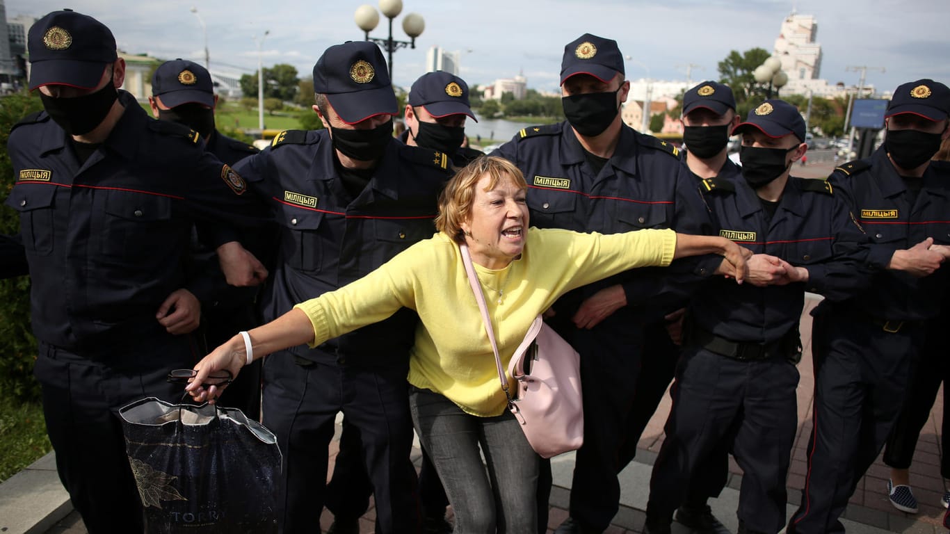Eine Frau vor Sicherheitskräften bei einer Demonstration gegen Lukaschenko in Minsk: Die EU sollte die Zivilgesellschaft in Belarus unterstützen, schreibt SPD-Außenpolitiker Nils Schmid.