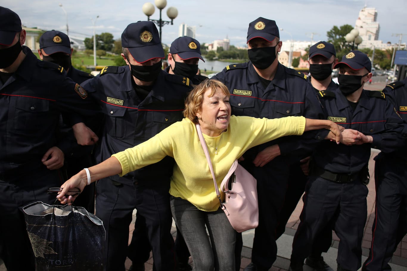 Eine Frau vor Sicherheitskräften bei einer Demonstration gegen Lukaschenko in Minsk: Die EU sollte die Zivilgesellschaft in Belarus unterstützen, schreibt SPD-Außenpolitiker Nils Schmid.