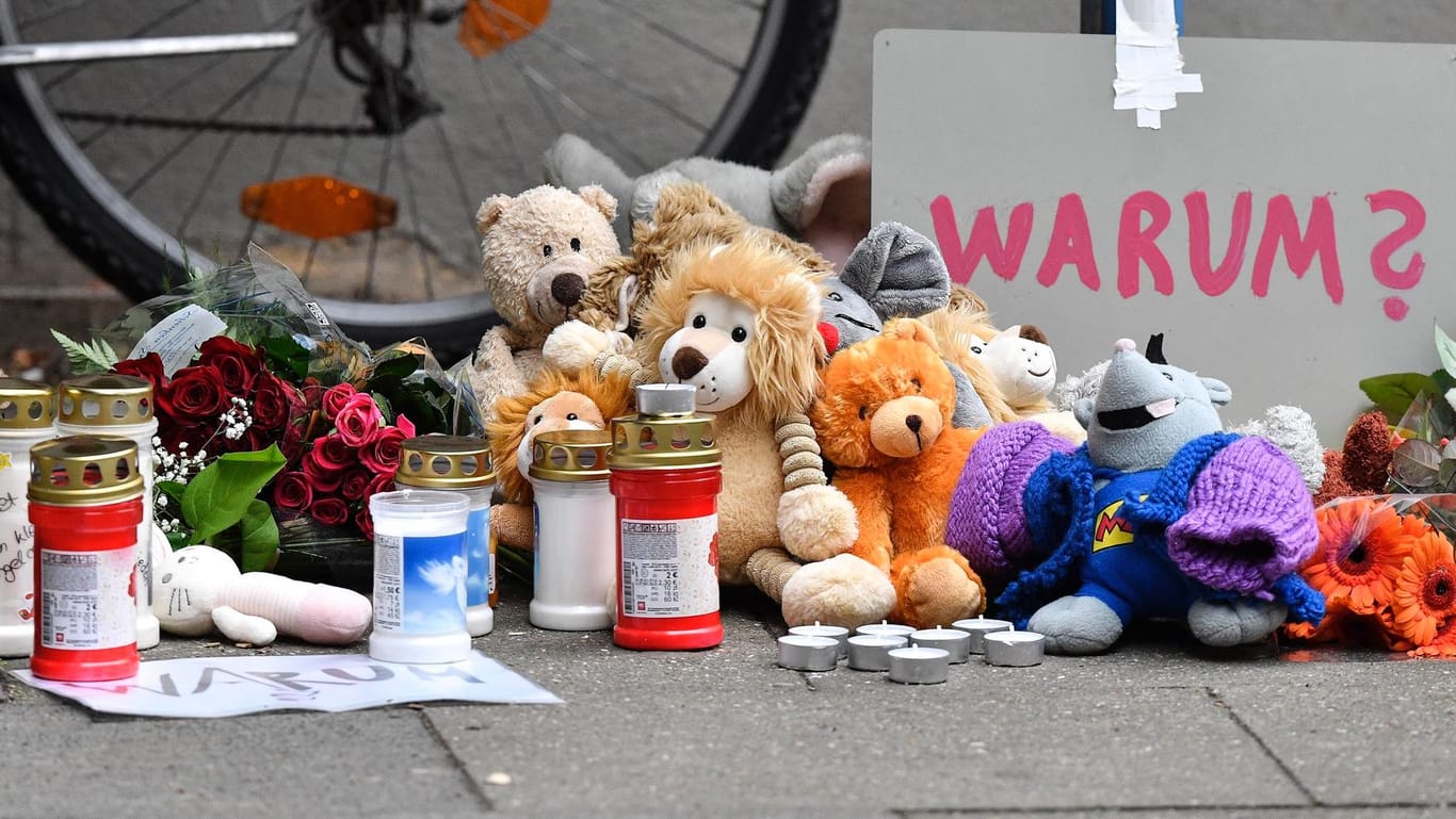Die Frage nach dem Warum: Vor dem Haus in Solingen, in dem die fünf toten Kinder entdeckt wurden, haben Menschen Kuscheltiere, Kerzen und Botschaften abgelegt.