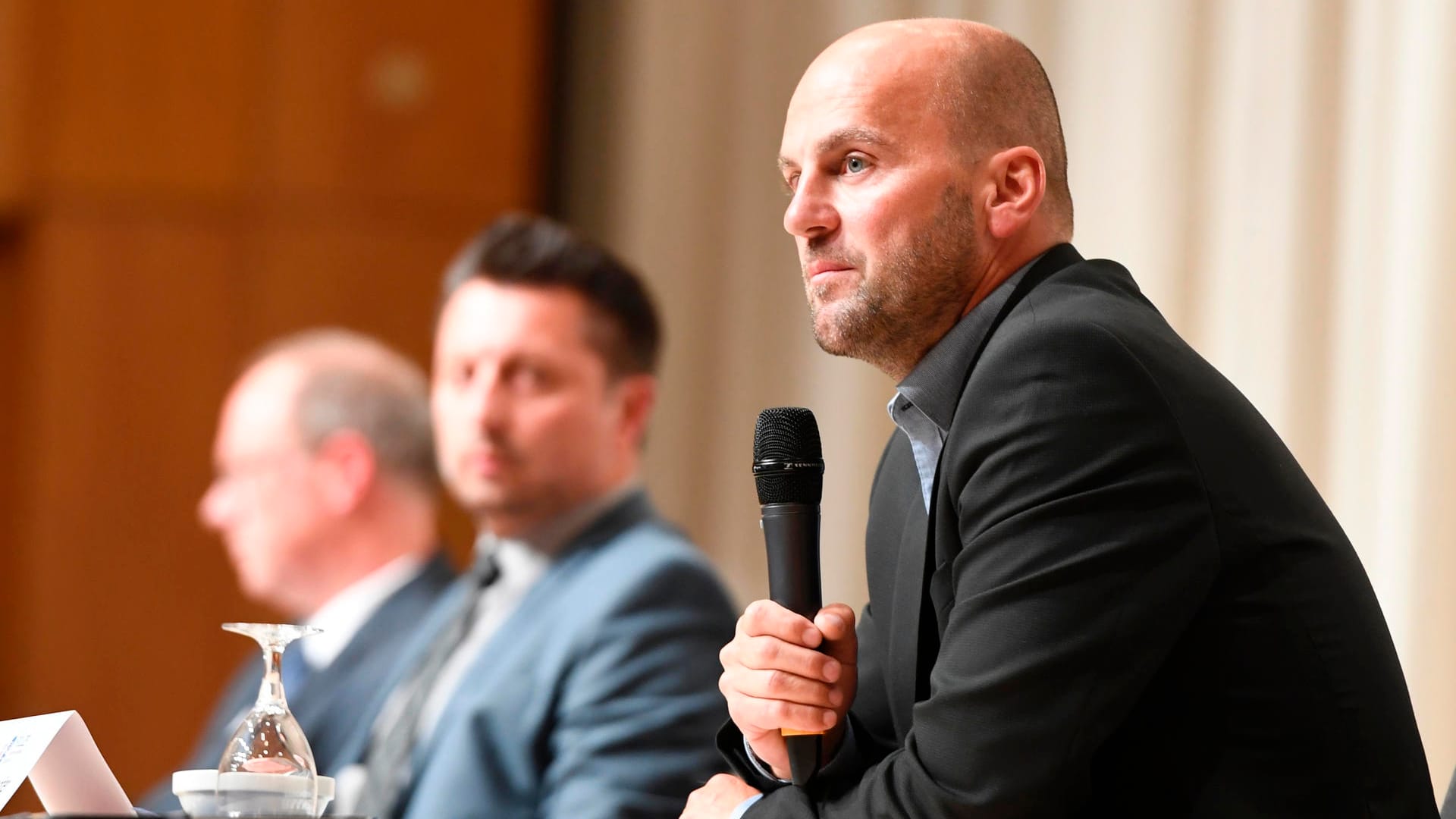 Pressekonferenz in Solingen: Marcel Maierhofer (r.), Leiter der Mordkommission, Staatsanwalt Heribert Kaune-Gebhardt (hinten) und Einsatzleiter Robert Gereci (Mitte).