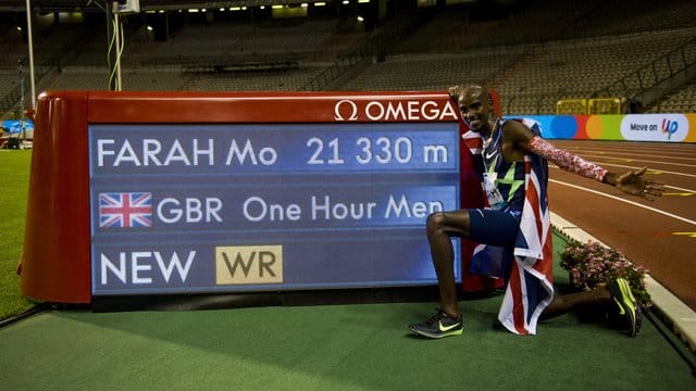 Mo Farah feiert seinen Stunden-Weltrekord in Brüssel.