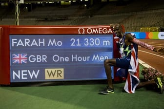 Mo Farah feiert seinen Stunden-Weltrekord in Brüssel.