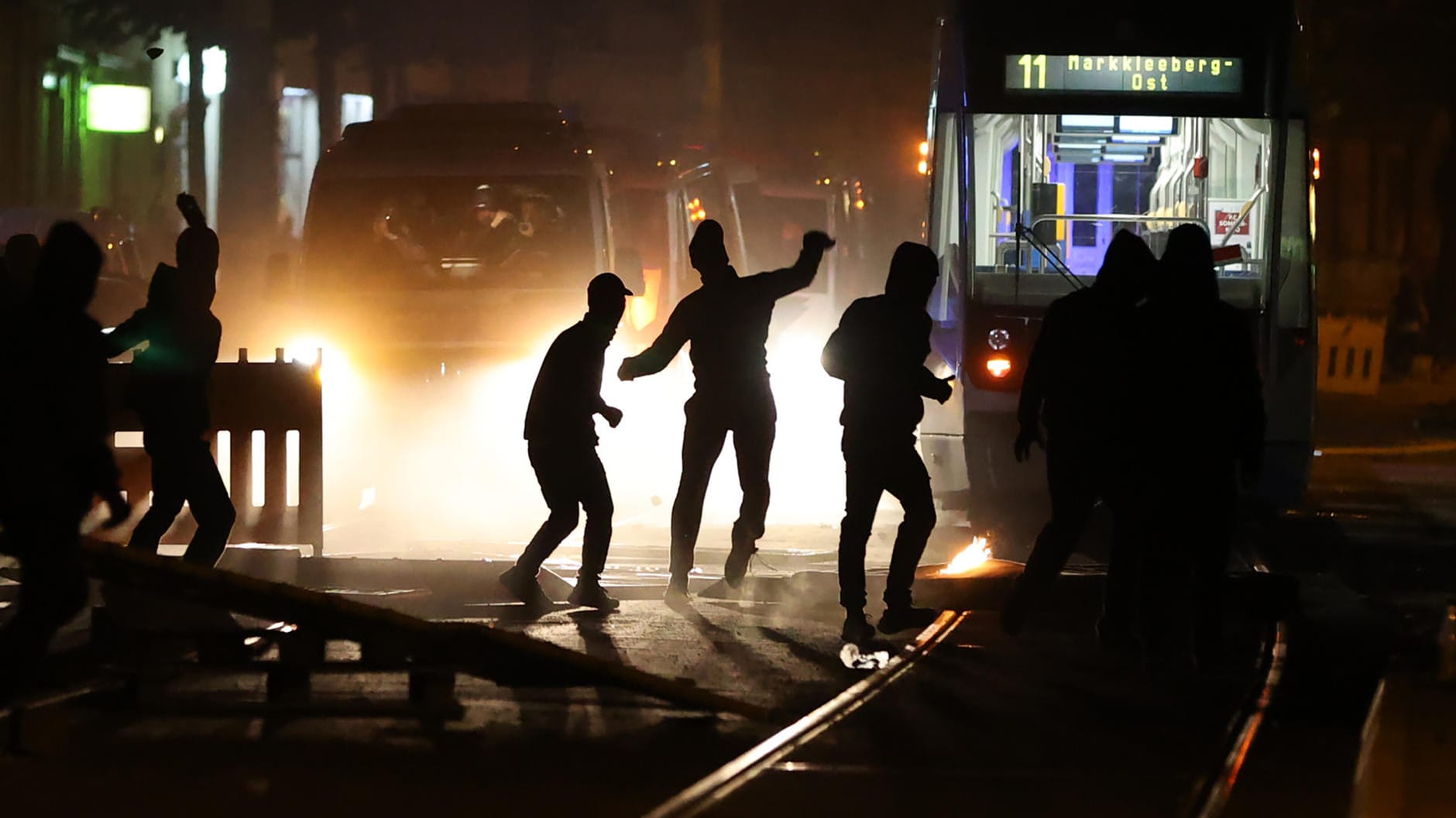 Vermummte attackieren die Polizei: Aktivisten der Gruppe "Leipzig besetzen" hatten ein leerstehendes Haus besetzt, am Mittwoch wurde geräumt. Nun kommt es zu Ausschreitungen.