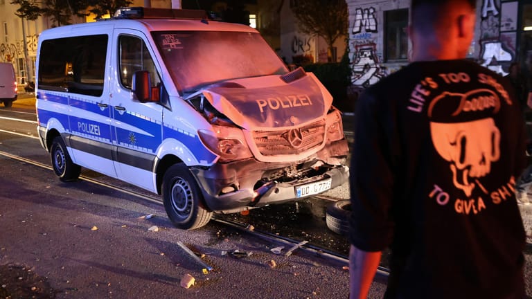 Ein beschädigtes Polizeiauto: Bei den Ausschreitungen in Leipzig kollidierten zwei Einsatzfahrzeuge miteinander kollidiert.
