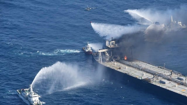 Löschboote bekämpfen das Feuer auf der "MT New Diamond" im Indischen Ozean. Löschboote bekämpfen das Feuer auf der "MT New Diamond" im Indischen Ozean.