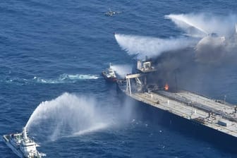 Löschboote bekämpfen das Feuer auf der "MT New Diamond" im Indischen Ozean.