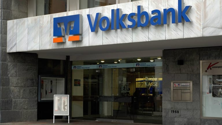 Eine Volksbank-Niederlassung in Paderborn (Archivbild): Im Tresorraum einer dortigen Filiale wurde Alarm ausgelöst.
