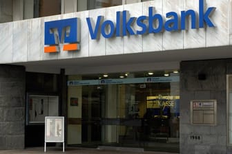 Eine Volksbank-Niederlassung in Paderborn (Archivbild): Im Tresorraum einer dortigen Filiale wurde Alarm ausgelöst.