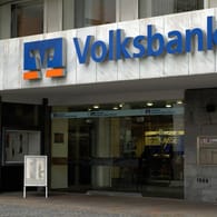 Eine Volksbank-Niederlassung in Paderborn (Archivbild): Im Tresorraum einer dortigen Filiale wurde Alarm ausgelöst.