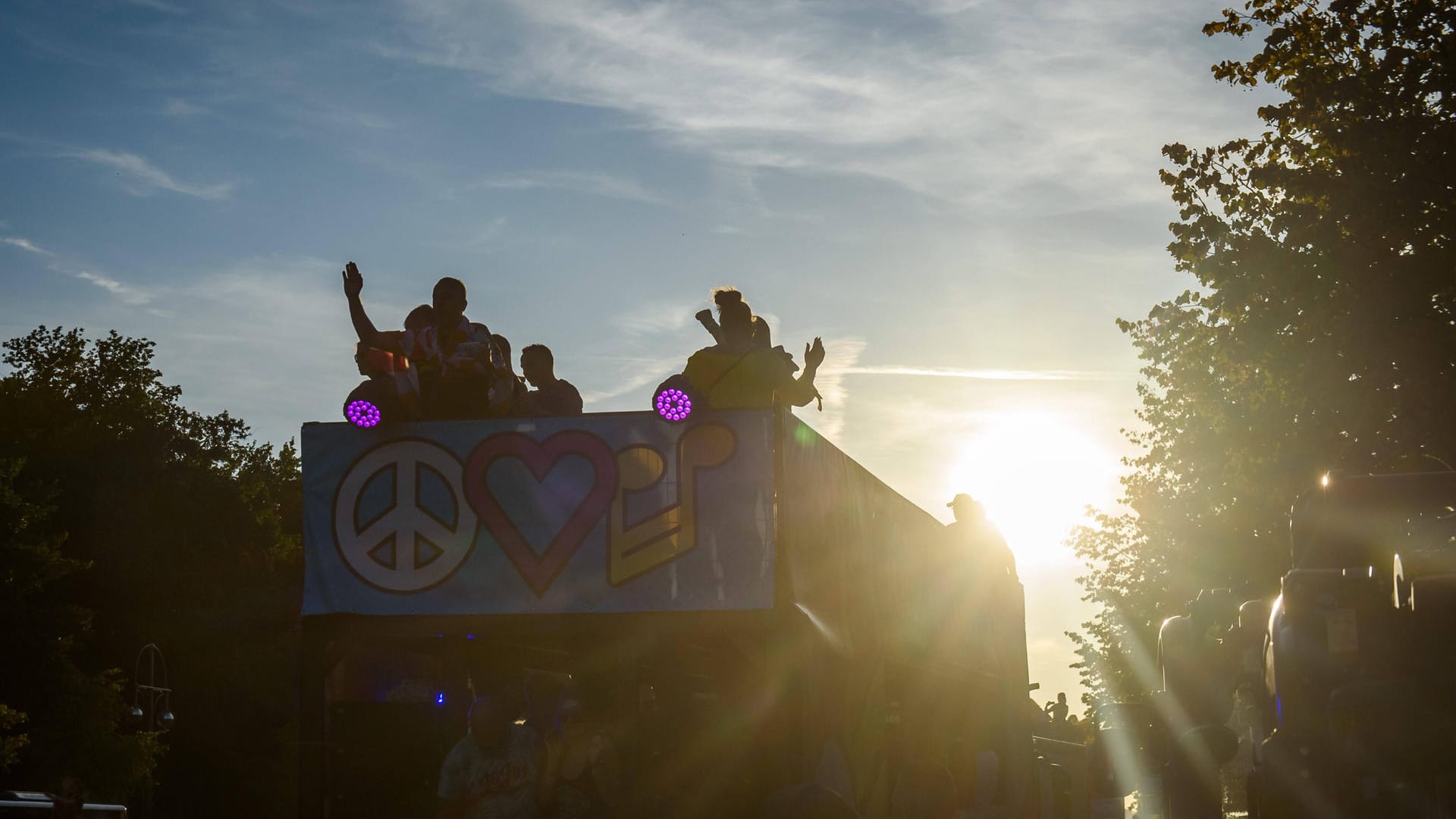Teilnehmer einer Techno-Parade in Berlin (Symbolbild): In Mecklenburg-Vorpommern sind Teilnehmer eines Techno-Festivals mit einem Auto-Anhänger verunglückt. Teilnehmer einer Techno-Parade in Berlin (Symbolbild): In Mecklenburg-Vorpommern sind Teilnehmer eines Techno-Festivals mit einem Auto-Anhänger verunglückt.