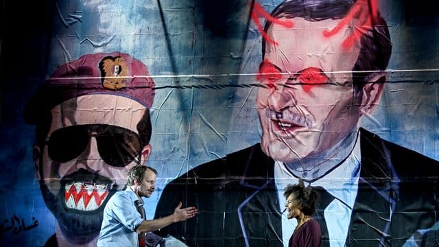 Die Schauspieler Cynthia Micas und Oliver Kraushaar stehen bei der Fotoprobe von "Gott ist nicht schüchtern" im Berliner Ensemble auf der Bühne. Die Schauspieler Cynthia Micas und Oliver Kraushaar stehen bei der Fotoprobe von "Gott ist nicht schüchtern" im Berliner Ensemble auf der Bühne.