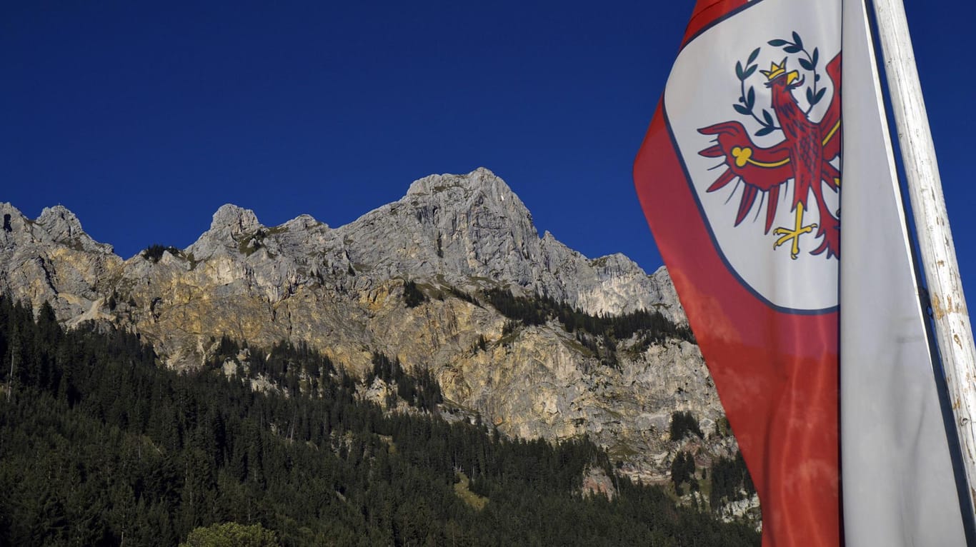 Die Tiroler Landesflagge weht am Haldensee im Tannheimer Tal: Ein Deutscher ist bei einer Wanderung durch die Alpen tödlich verunglückt.