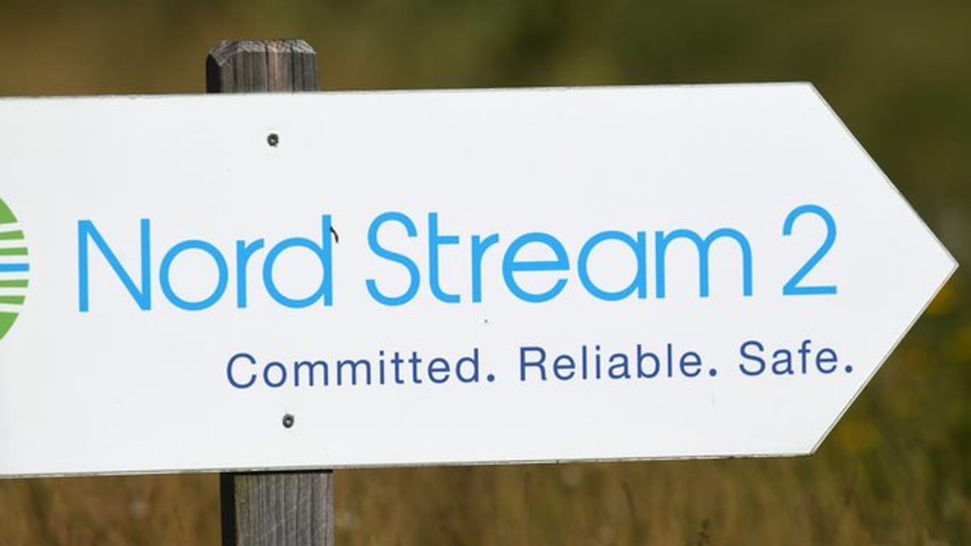 Ein Schild mit der Aufschrift "Nord Stream 2 - Committed.