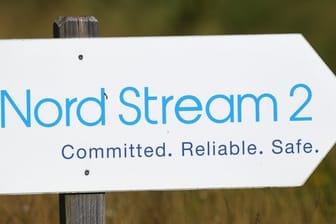 Ein Schild mit der Aufschrift "Nord Stream 2 - Committed.