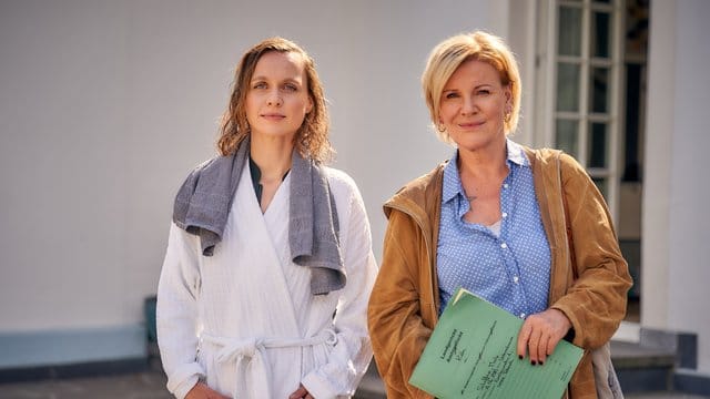 Klara Sonntag (Mariele Millowitsch, r) spielt in "Frau Sonntag bewährt sich" eine Bewährungshelferin.