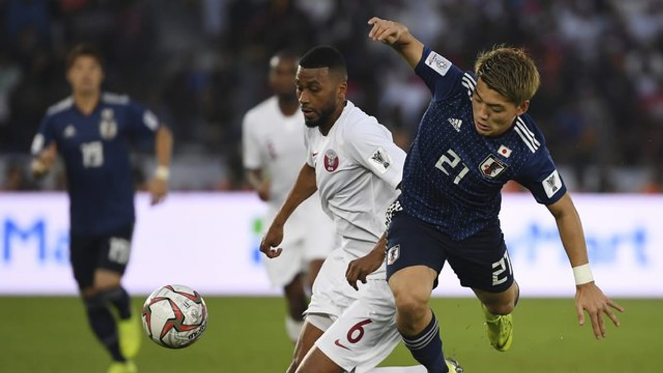 Arminia Bielefeld verpflichtete den japanischen Fußball-Nationalspieler Ritsu Doan (r).