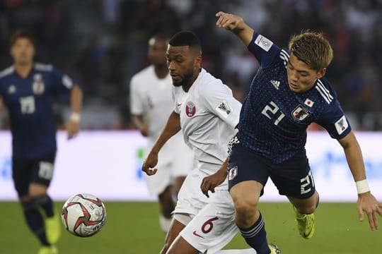 Arminia Bielefeld verpflichtete den japanischen Fußball-Nationalspieler Ritsu Doan (r).