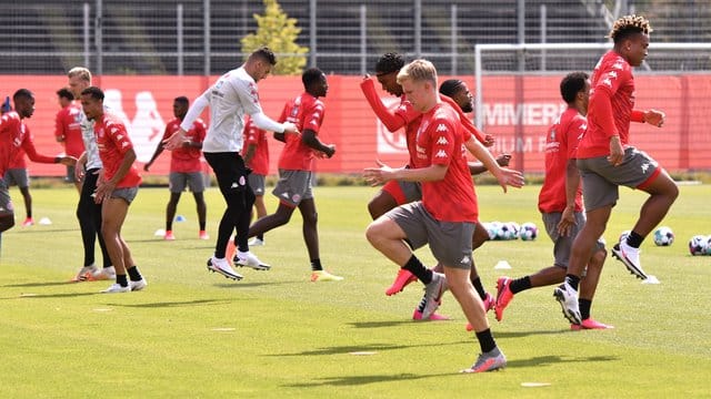 Der FSV Mainz 05 musste wegen Corona-Fällen in der Mannschaft erneut ein Testspiel absagen. Der FSV Mainz 05 musste wegen Corona-Fällen in der Mannschaft erneut ein Testspiel absagen.