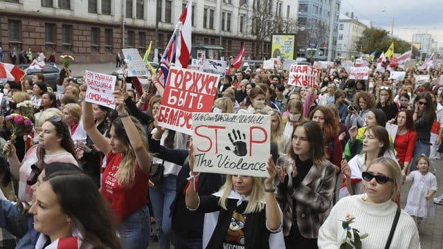 Die belarussische Opposition hat in der Hauptstadt Minsk und in zahlreichen anderen Städten zum sogenannten "Marsch der Frauen" aufgerufen. Die belarussische Opposition hat in der Hauptstadt Minsk und in zahlreichen anderen Städten zum sogenannten "Marsch der Frauen" aufgerufen.
