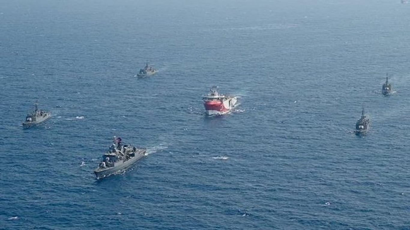 Das zur Suche nach Erdgas eingesetzte türkische Forschungsschiff "Oruc Reis" (M) fährt Anfang August in Begleitung türkischer Kriegsschiffe über das Mittelmeer.