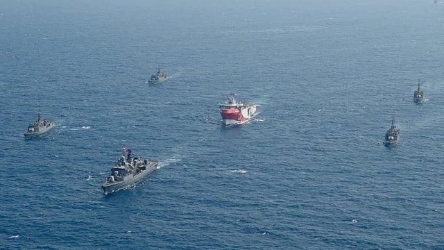 Das zur Suche nach Erdgas eingesetzte türkische Forschungsschiff "Oruc Reis" (M) fährt Anfang August in Begleitung türkischer Kriegsschiffe über das Mittelmeer. Das zur Suche nach Erdgas eingesetzte türkische Forschungsschiff "Oruc Reis" (M) fährt Anfang August in Begleitung türkischer Kriegsschiffe über das Mittelmeer.