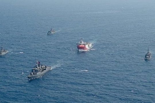 Das zur Suche nach Erdgas eingesetzte türkische Forschungsschiff "Oruc Reis" (M) fährt Anfang August in Begleitung türkischer Kriegsschiffe über das Mittelmeer.