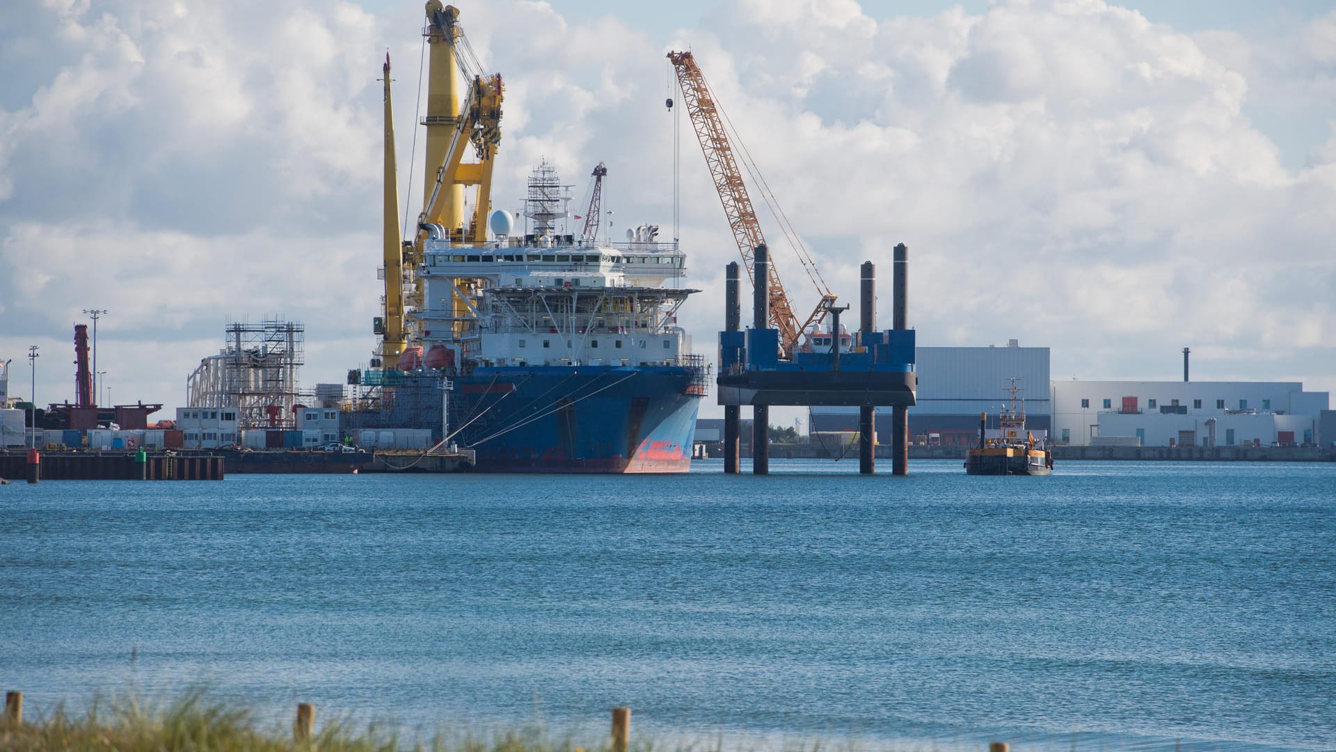 Das russische Verlegeschiff "Akademik Tscherski" im Hafen Mukran auf der Insel Rügen: Wird Nord Stream 2 doch noch gestoppt?