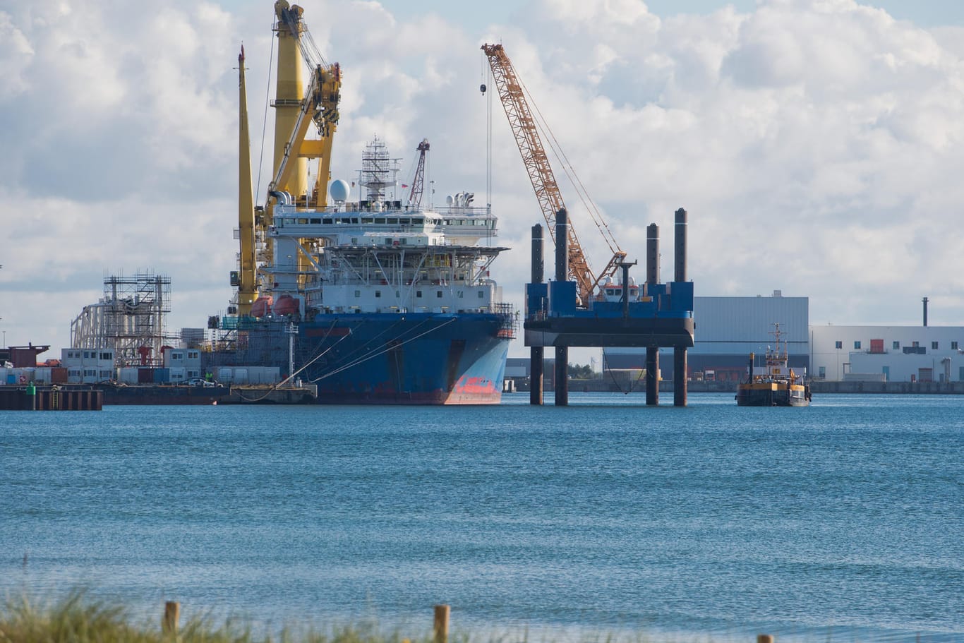 Das russische Verlegeschiff "Akademik Tscherski" im Hafen Mukran auf der Insel Rügen: Wird Nord Stream 2 doch noch gestoppt?