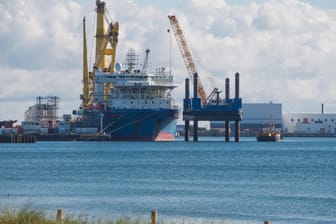 Das russische Verlegeschiff "Akademik Tscherski" im Hafen Mukran auf der Insel Rügen: Wird Nord Stream 2 doch noch gestoppt?
