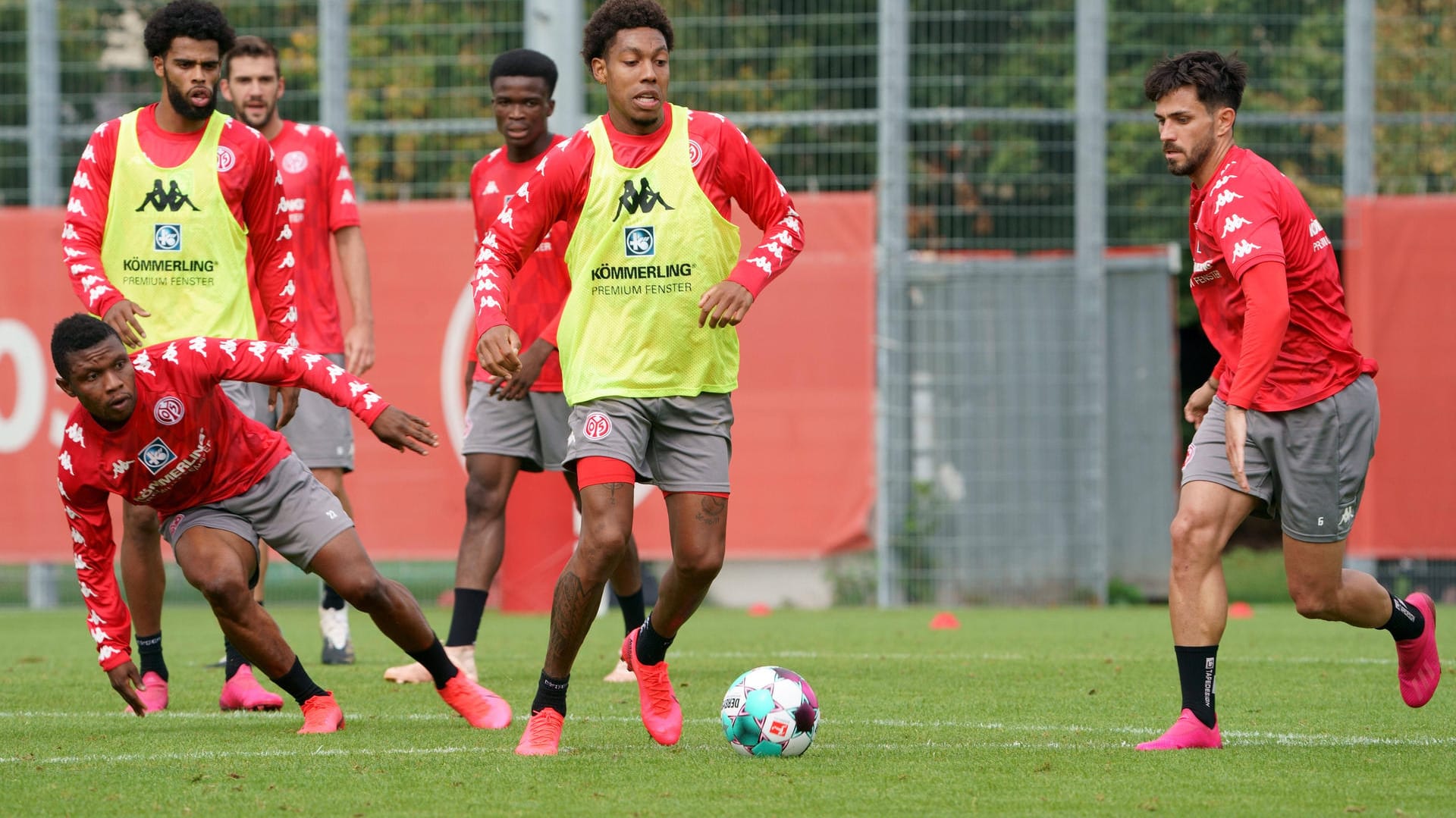 Testspiel gegen Frankfurt abgesagt: Zwei Personen im Team von Mainz 05 wurden positiv auf das Coronavirus getestet. Testspiel gegen Frankfurt abgesagt: Zwei Personen im Team von Mainz 05 wurden positiv auf das Coronavirus getestet.