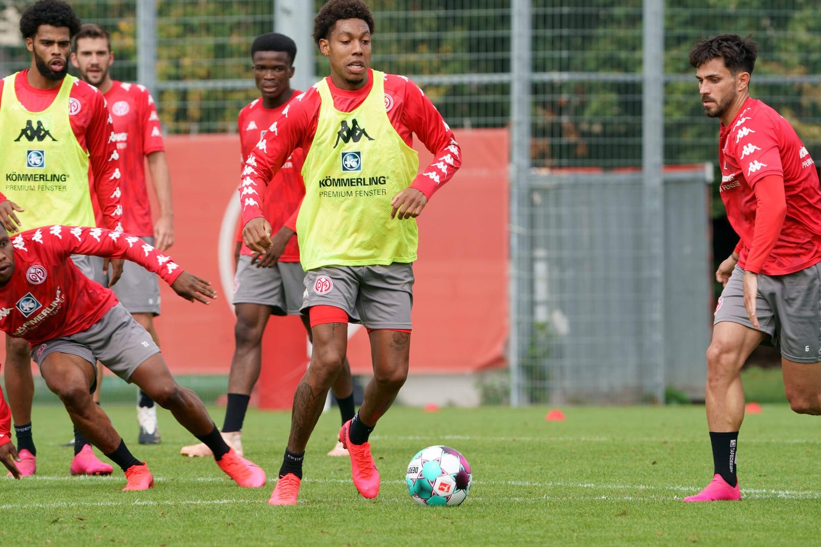 Testspiel gegen Frankfurt abgesagt: Zwei Personen im Team von Mainz 05 wurden positiv auf das Coronavirus getestet.