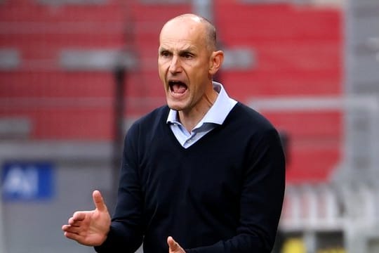 Augsburgs Trainer Heiko Herrlich treibt sein Team an der Seitenlinie an.