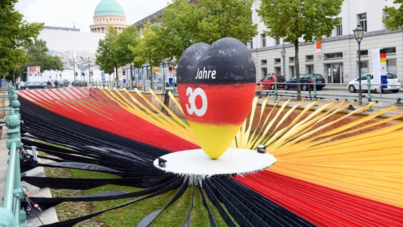 Ein schwarz-rot-goldenes Herz steht während des Eröffnungstages der "EinheitsExpo" in Brandenburgs Landeshauptstadt.