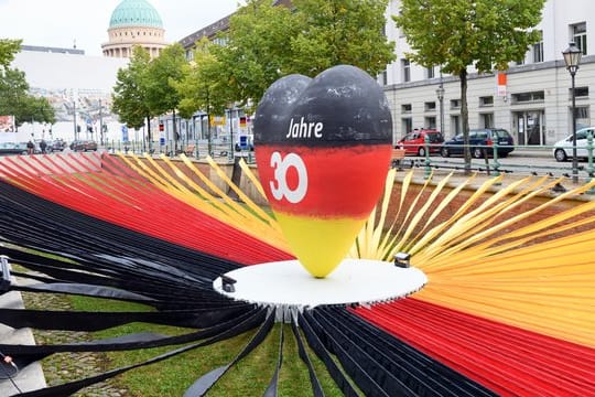 Ein schwarz-rot-goldenes Herz steht während des Eröffnungstages der "EinheitsExpo" in Brandenburgs Landeshauptstadt.