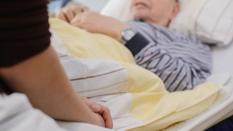 Pflegekraft am Bett eine Gastes in einem Hospiz (Symbolbild): Der schwerkranke Franzose Alain Cocq kämpft sei vielen Jahren um das Recht auf Sterbehilfe.