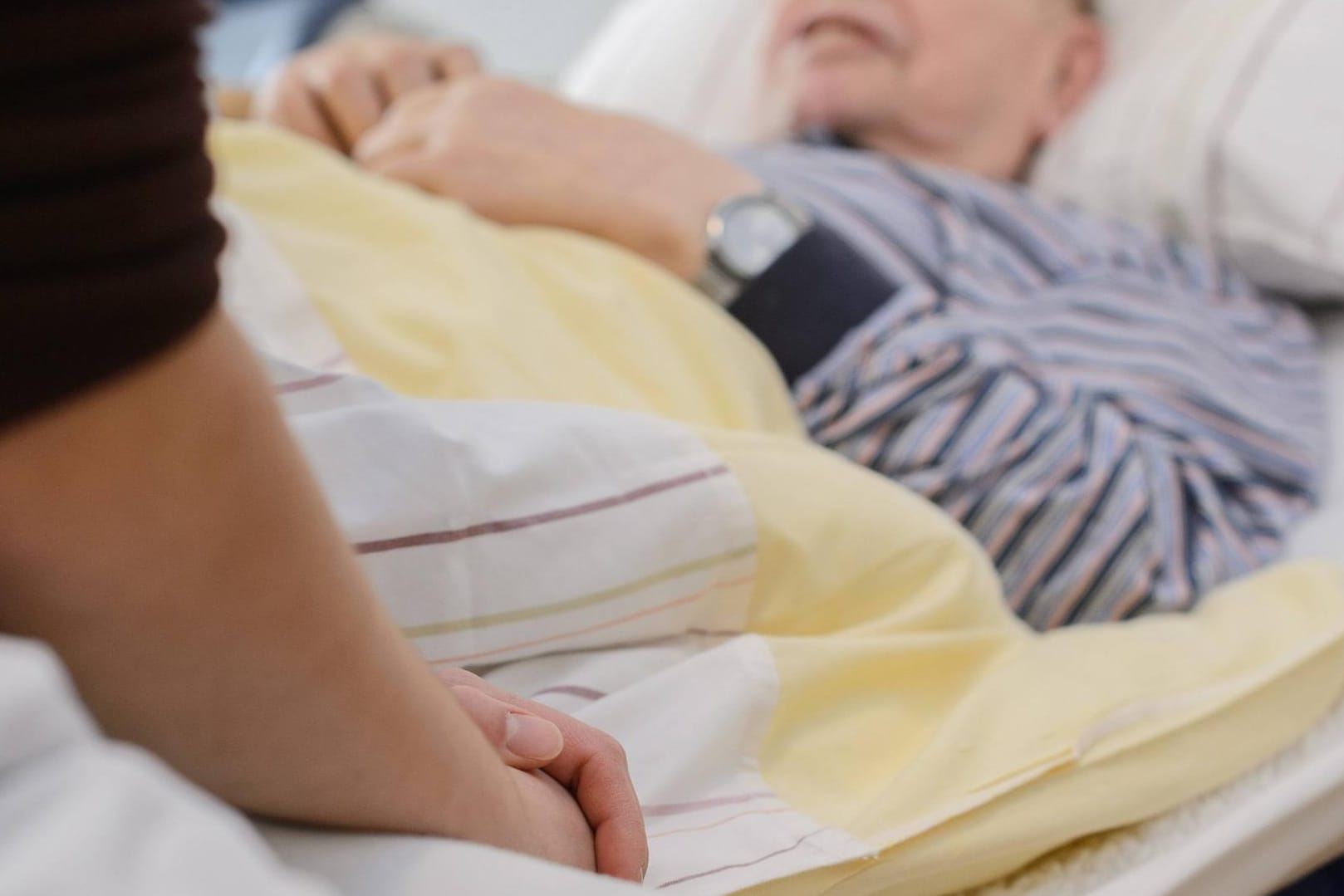 Pflegekraft am Bett eine Gastes in einem Hospiz (Symbolbild): Der schwerkranke Franzose Alain Cocq kämpft sei vielen Jahren um das Recht auf Sterbehilfe.