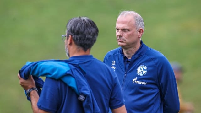 Schalkes Cheftrainer David Wagner (l) im Gespräch mit Sportvorstand Jochen Schneider. Schalkes Cheftrainer David Wagner (l) im Gespräch mit Sportvorstand Jochen Schneider.