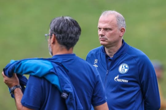 Schalkes Cheftrainer David Wagner (l) im Gespräch mit Sportvorstand Jochen Schneider.