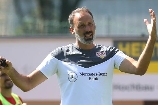 Trainer Pellegrino Matarazzo gestikuliert während des Testspiels seiner Mannschaft.