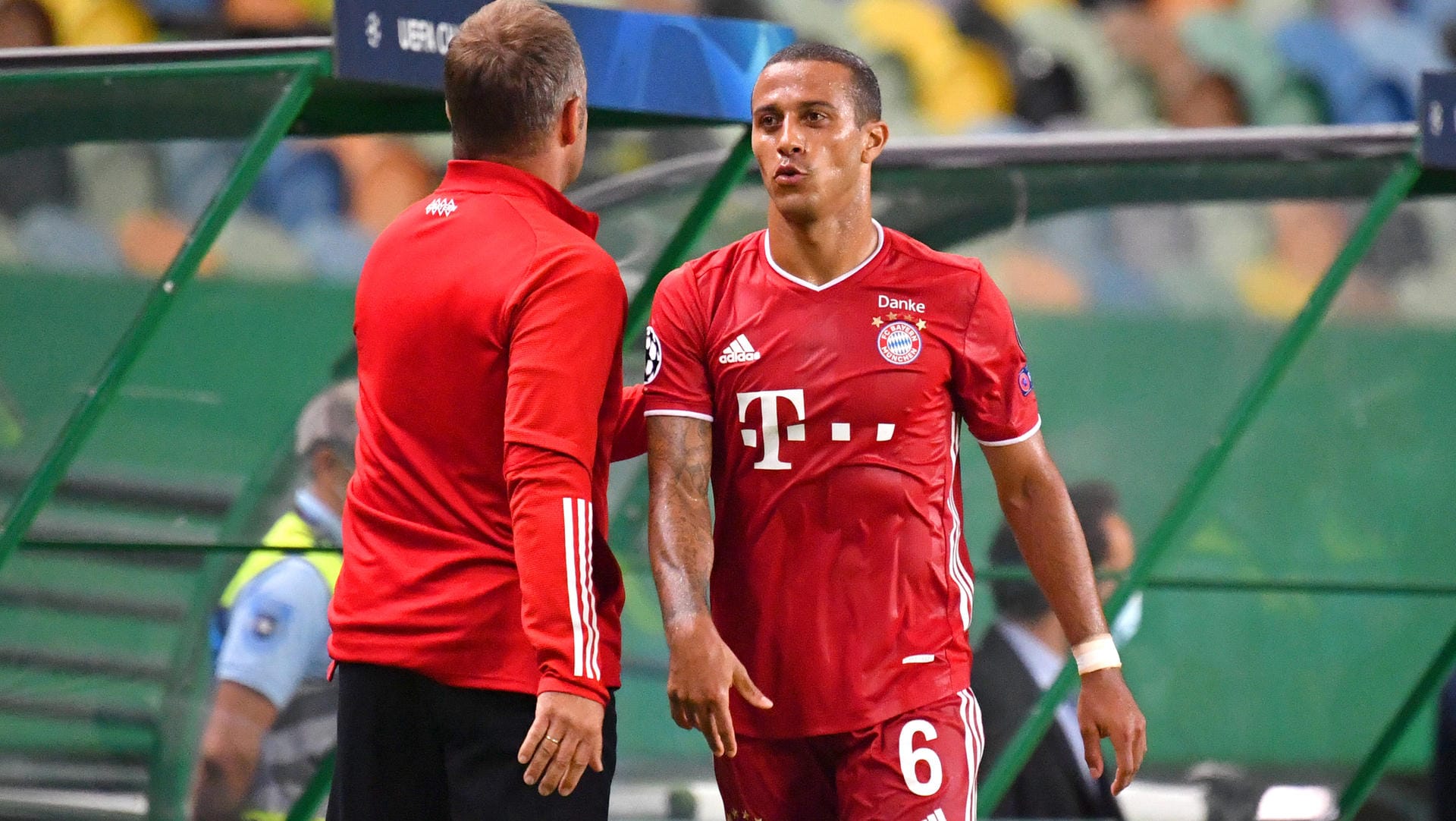 Doch kein Abschied vom FC Bayern? Thiago (r.) neben Trainer Hansi Flick.